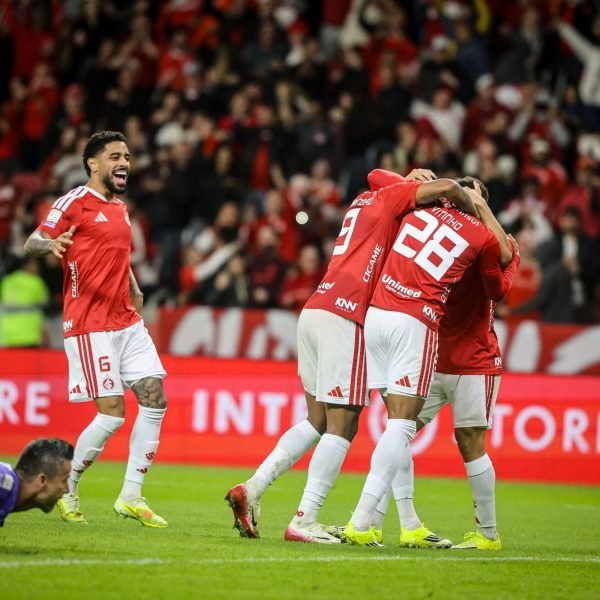 Inter vence o Fluminense, sobe na tabela do Brasileirão e ultrapassa Grêmio que empatou sábado