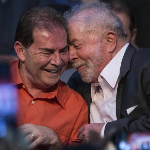 Ex-aliado, deputado afirma que Lula governa só pra quem o visitou na cadeia. Janja entrou disfarçada de advogada