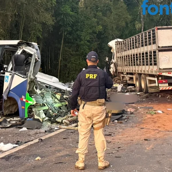 (Vídeo) Terrível acidente com micro-ônibus de Saúde mata 22 no Paraná nesta madrugada