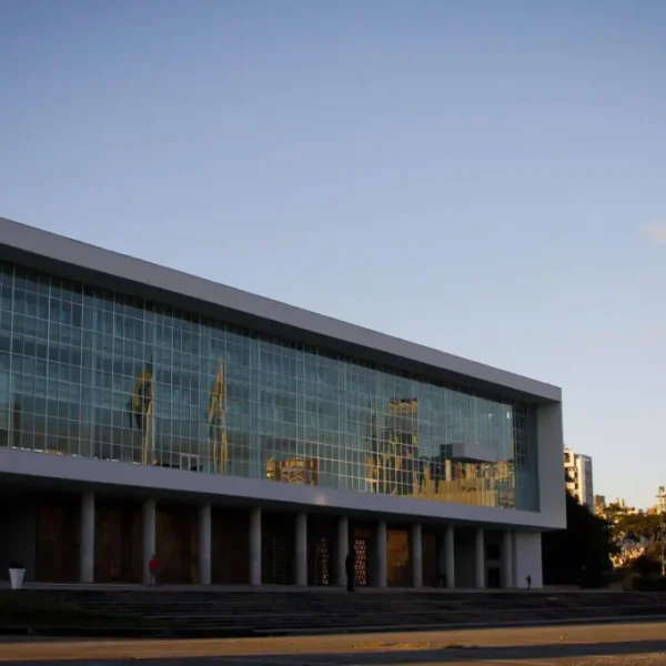 Efeito Moro: Ratinho Junior reage e exonera cargos ligados aos deputados do PL e Novo