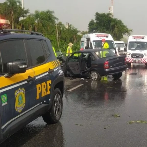 8 mil tinham bebido, batidas frontais e carros a quase180km/h: Carnaval tem 14 mortes nas BRs do PR