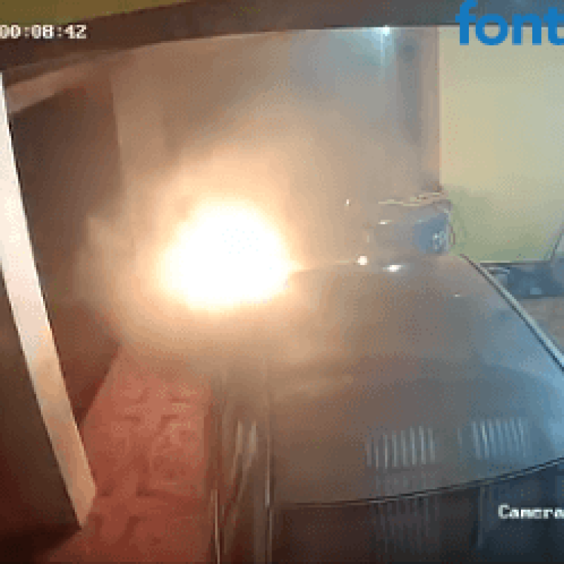 (Vídeo) Encapuzado incendeia carro de jornalista em Yasy Cañy, no Paraguai