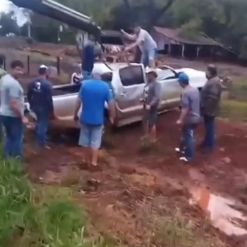(Vídeo) Mãe e duas crianças escapam de capotamento na PR-495 com camionete de SH