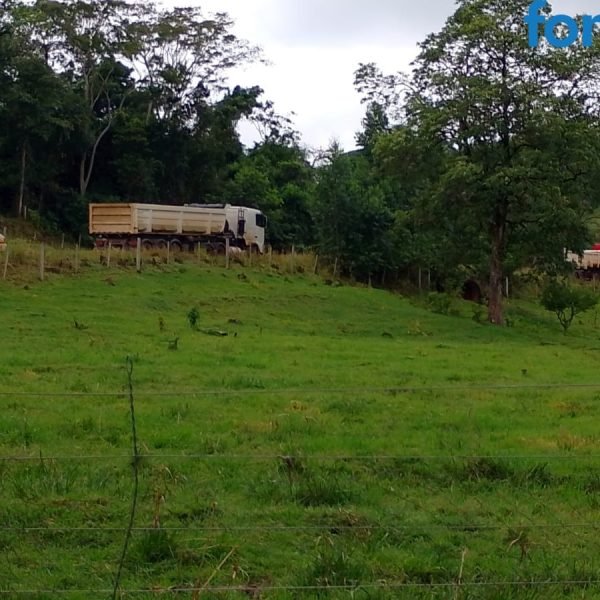 (Vídeo) Asfalto da vergonha entre Santa Helena e Ramilândia: caminhões ficam presos em estrada que o Estado prometeu entregar em 2025
