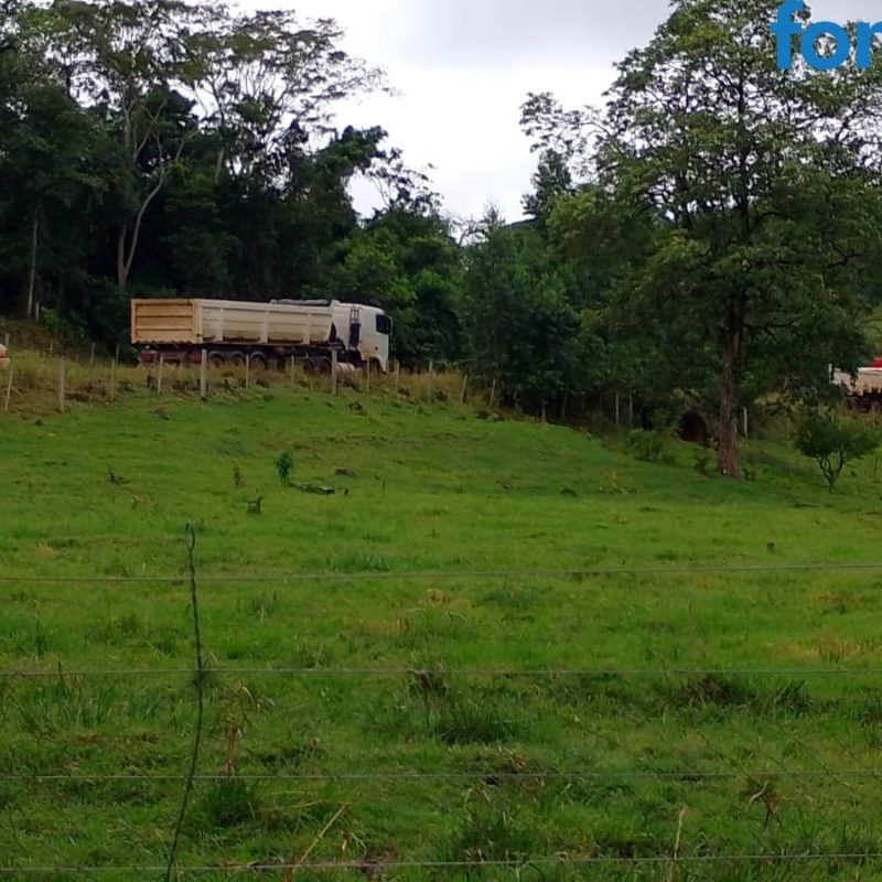 (Vídeo) Asfalto da vergonha entre Santa Helena e Ramilândia: caminhões ficam presos em estrada que o Estado prometeu entregar em 2025