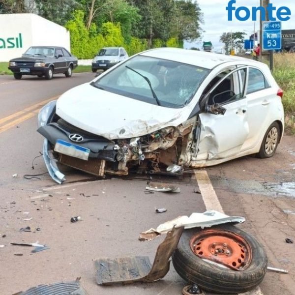 Colisão entre Hilux e HB20 deixa feridos na PR-495, em Missal