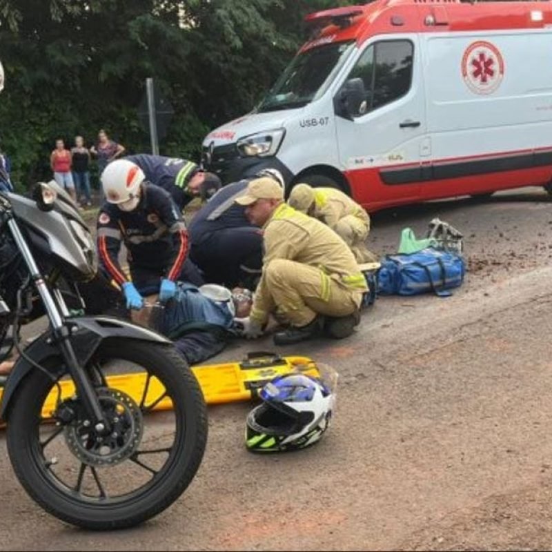 Casal com motocicleta sofre acidente grave em colisão contra caminhão em Santa Helena (vídeo)
