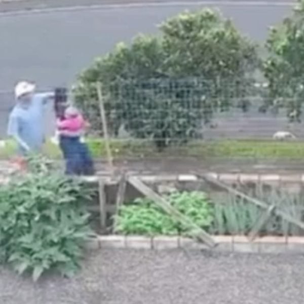 Adolescente de 16 anos com bebê no colo é morta pelo ex-namorado no Paraná