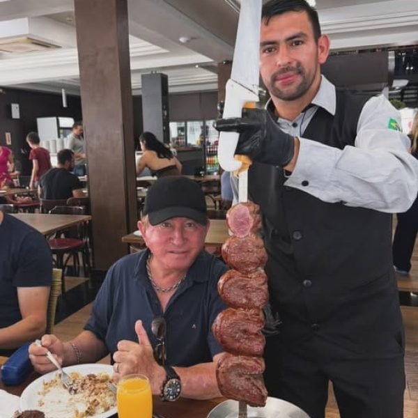 Depois de show em Mercedes, Amado Batista vai a Salto e churrasqueia na Veneza do Queen Anne