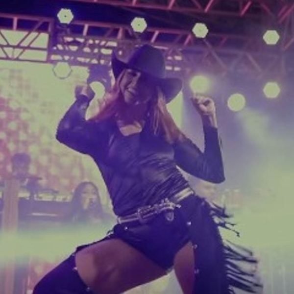 Santa Helena 59 anos! Show de Ana Castela lotou arena na praia (vídeo)