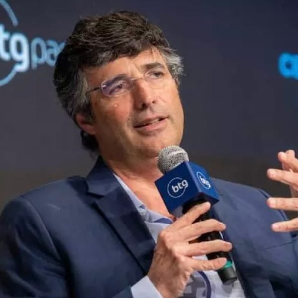 Emissário de Jeffrey Epstein se reuniu também com o banqueiro André Esteves