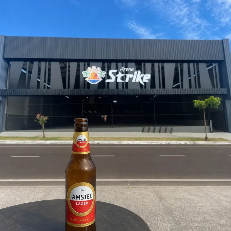 Até 11h da noite deste domingo tem promoção de cervejas garrafa por 10 reais no Arena