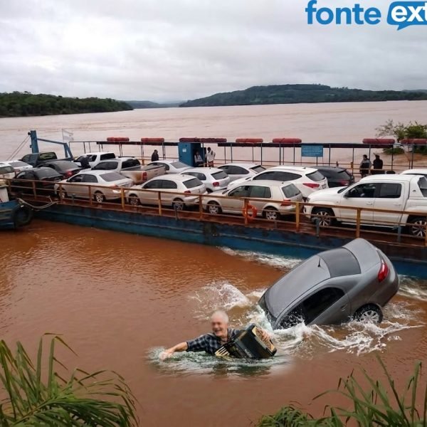 (Vídeo) Carro cai de balsa e idoso se salva junto carregando uma gaita