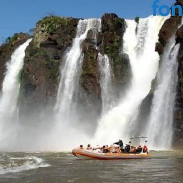 Barco do Macuco com seis turistas vira nas Cataratas e bombeiros são acionados