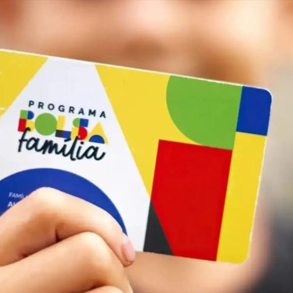 Número de famílias no Bolsa Família cresceu 420%, e a pobreza continua