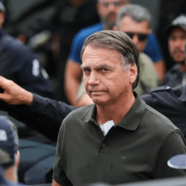 Médicos aumentam antibióticos de Bolsonaro, que segue sem previsão de alta