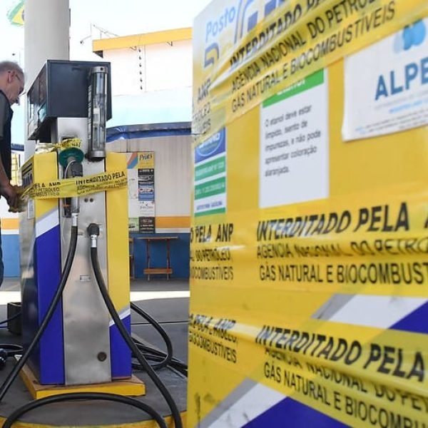 Consumidor pode estar sendo prejudicado de várias maneiras ao abastecer. Assista a um vídeo que causa indignação