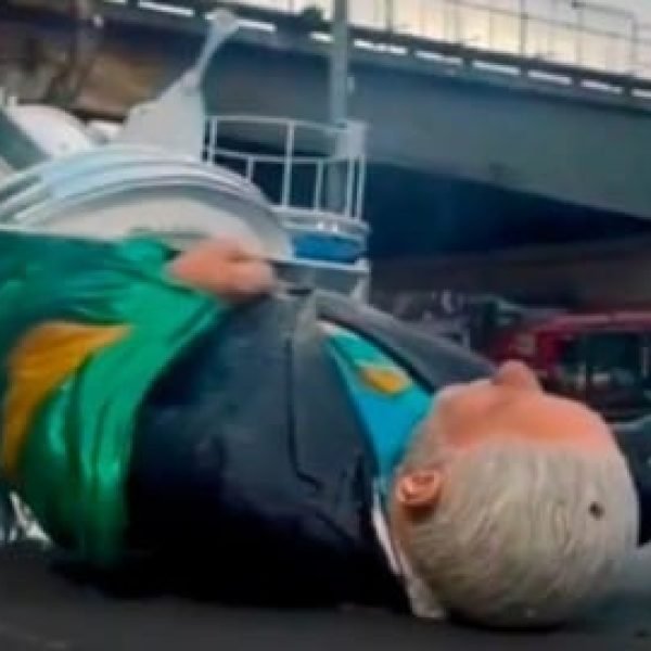 TSE se omite, e juízes do Carnaval rebaixam escola paga para fazer propaganda de Lula