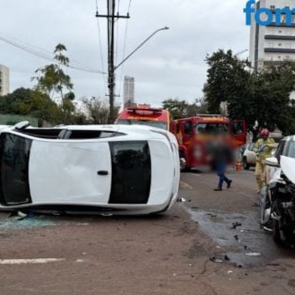 Batida deixa carro tombado e outro com a frente destruída em Cascavel