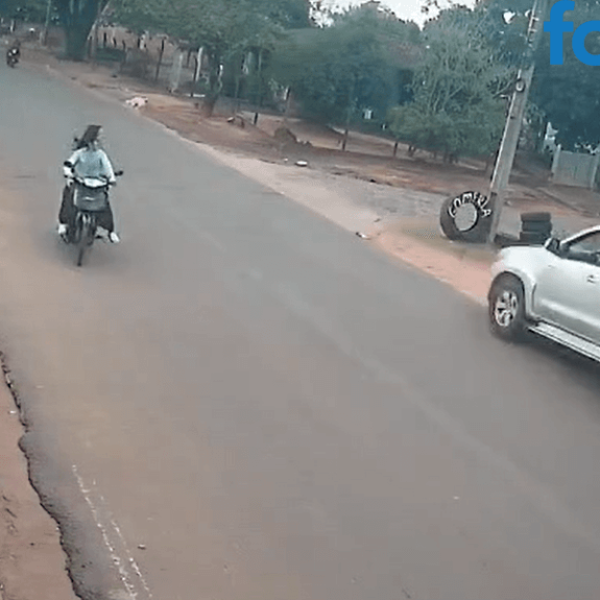 Camioneta em alta velocidade colide com motocicleta  em Curuguaty (vídeo)