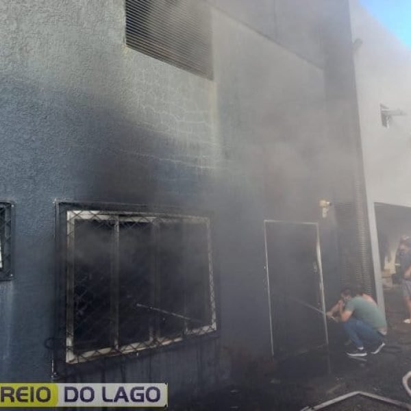 Veja imagens de incêndio que atingiu empresa de piscinas em Missal