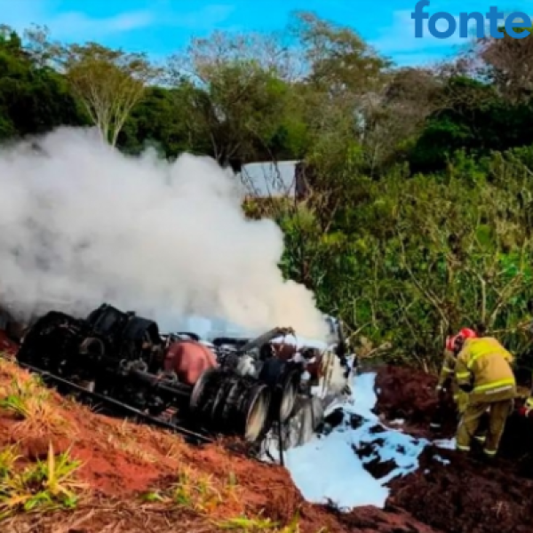 Caminhoneiro morre carbonizado após carreta tombar e pegar fogo na BR-487