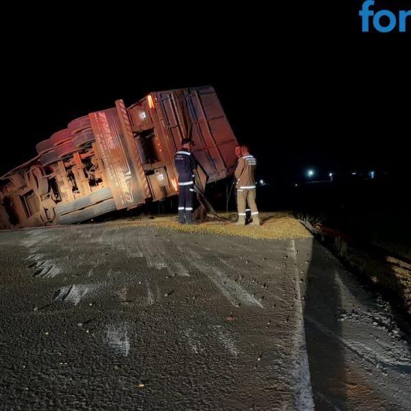 Motorista e ajudante paraguaios sofrem acidente com carreta em Santa Helena nesta quarta à noite