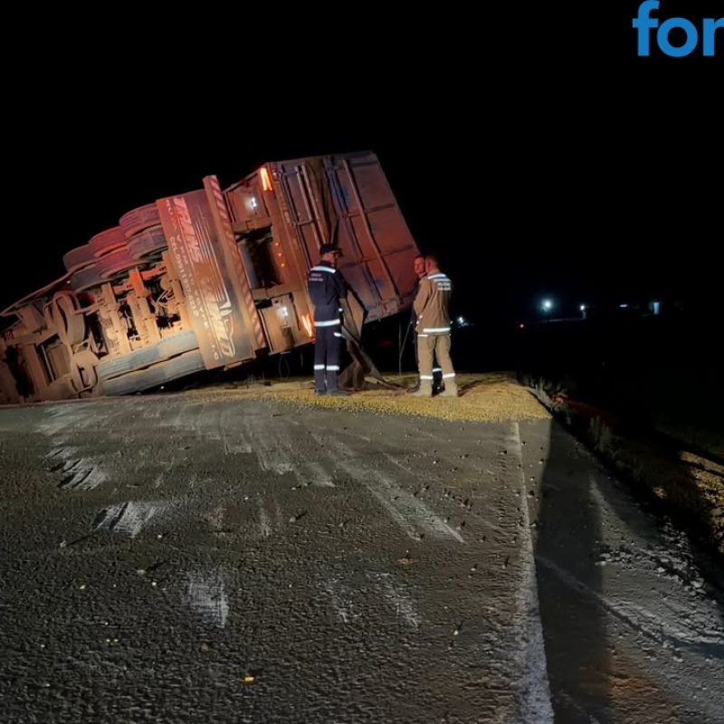 Motorista e ajudante paraguaios sofrem acidente com carreta em Santa Helena nesta quarta à noite