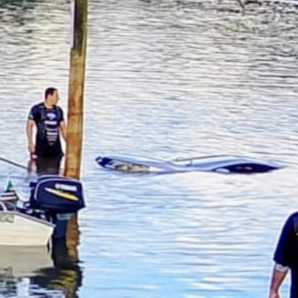Foi botar o barco na água e o carro foi junto na praia de SH