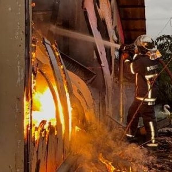 Casa é destruída no interior de Santa Helena e proprietário alega problemas com energia