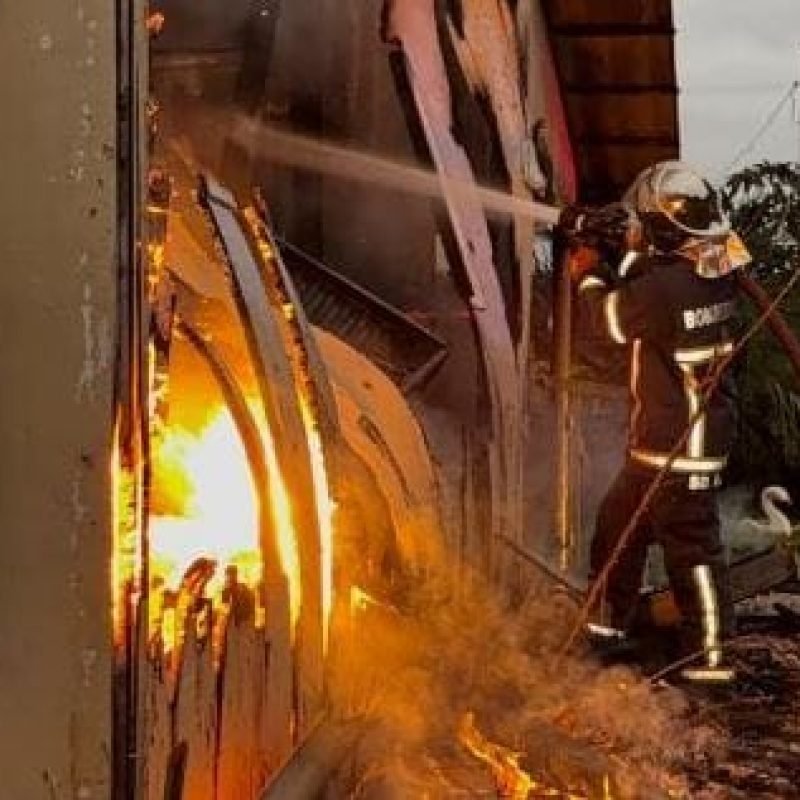 Casa é destruída no interior de Santa Helena e proprietário alega problemas com energia