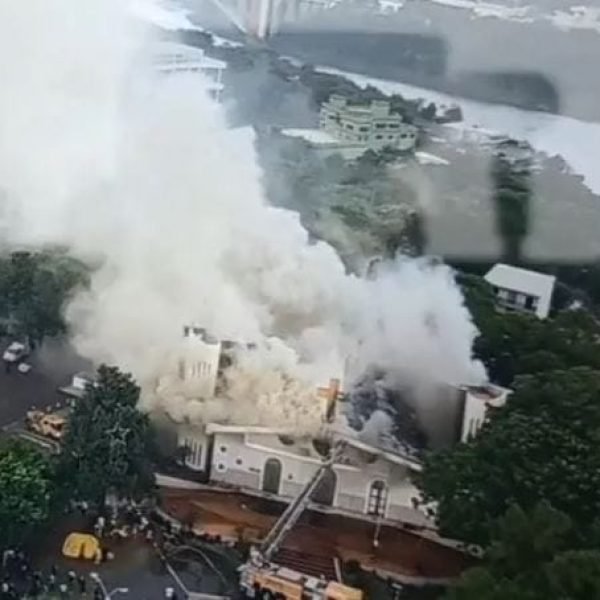 Incêndio no maior símbolo católico de Cidade do Leste, catedral é semidestruída no PY (vídeo)