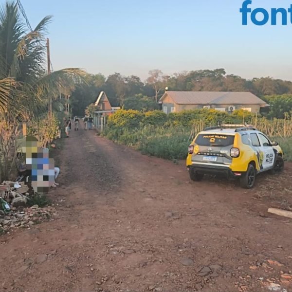 Homem faz família refém, troca tiros com polícia e foge ferido em SH