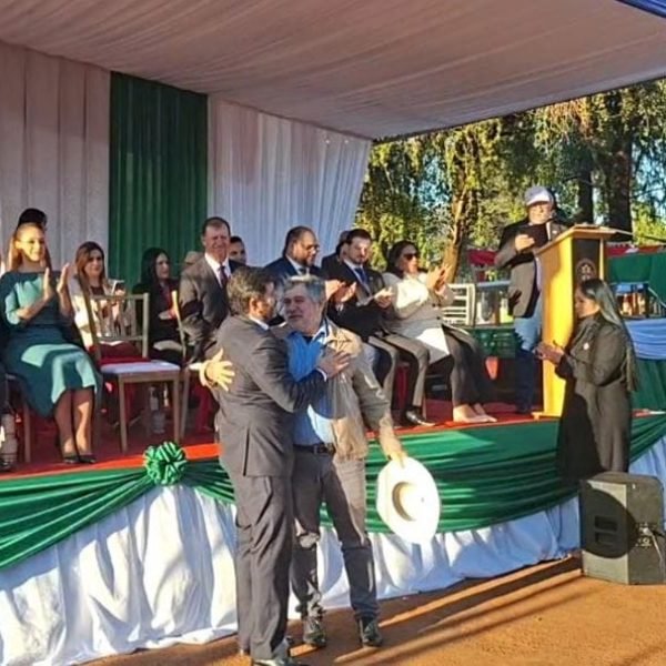 Santa-helenense radicado no Paraguai é homenageado por ajudar na formação de parque em Nova Esperança