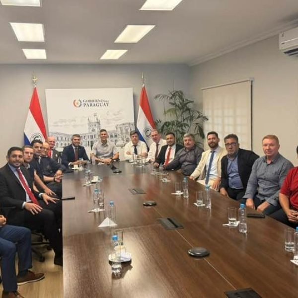 Nelson Espinola com lideranças em audiência com presidente Peña para sacramentar asfalto de Sanga Funda a San Lorenzo