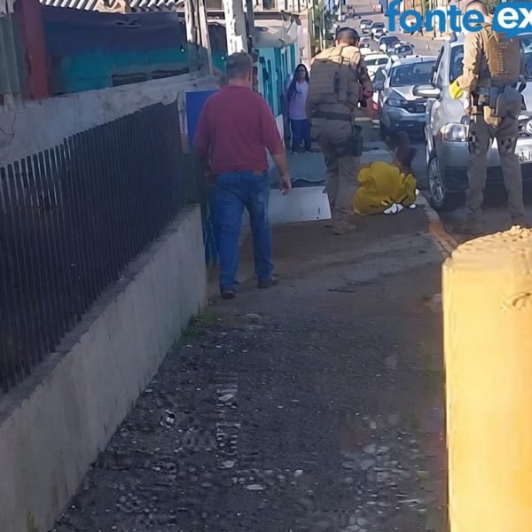 Armado com faca é baleado antes de entrar em creche (vídeo)