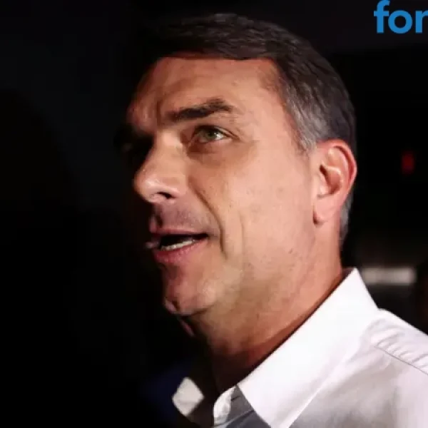 Flávio Bolsonaro chega aos EUA e governo Trump diz que dará visto a senador e família