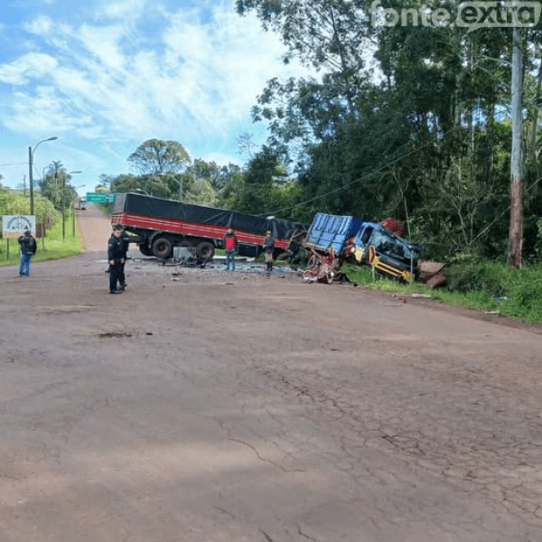 Brasileiro morre em acidente entre dois caminhões no Paraguai na manhã de hoje (vídeo)