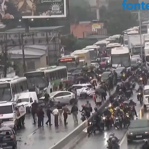 Motorista de ônibus infarta, morre ao volante e causa grande acidente