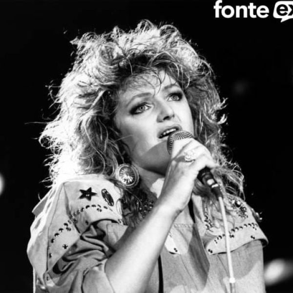 Welsh singer Bonnie Tyler performing, circa 1980. (Photo by Suzie Gibbons/Redferns)