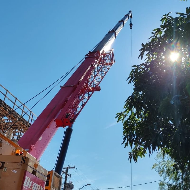 Içamento de alta complexidade mobiliza guindaste gigante em Santa Helena (vídeo)