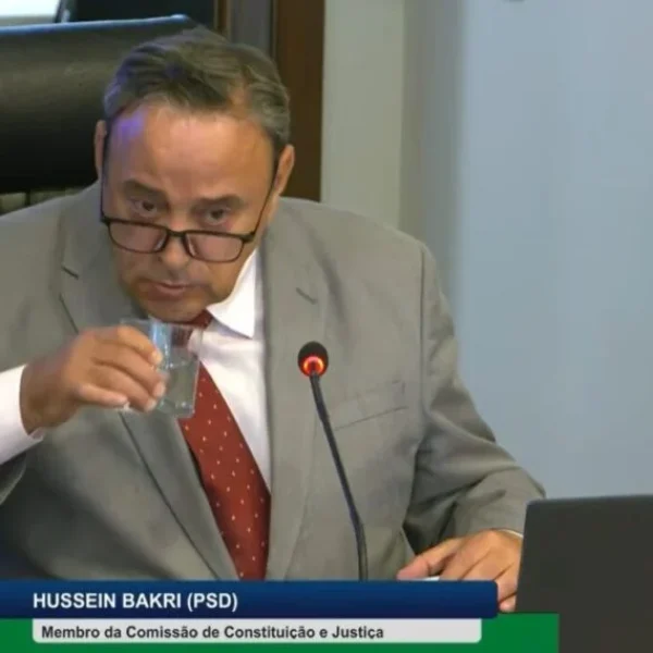 Líder do Governo Ratinho passa mal durante leitura na ALEP (vídeo)