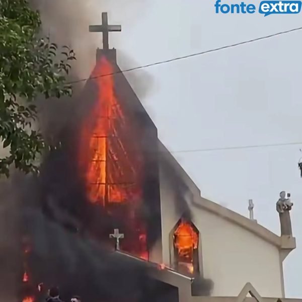 Incêndio atingiu igreja Matriz São José em Treze de Maio na manhã deste domingo (vídeo)