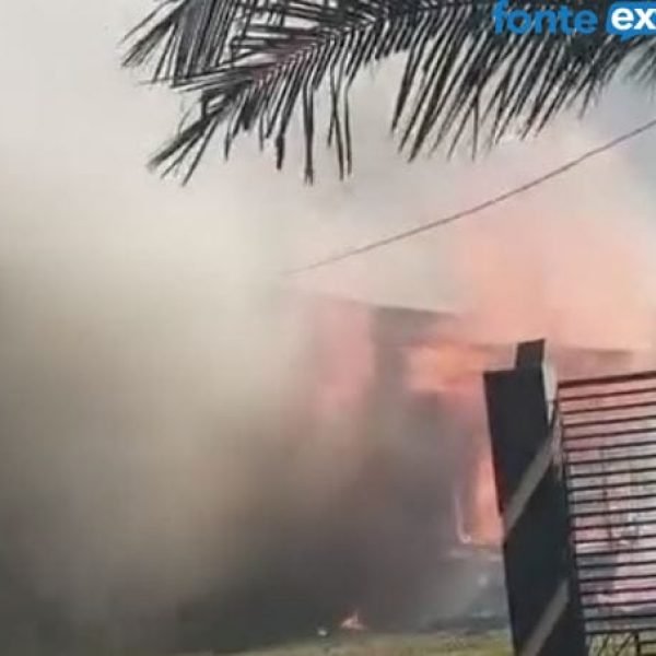 Casa em chamas (vídeo) na Gleba 8, Colônia San Francisco entre San Alberto e ItakyrY no PY