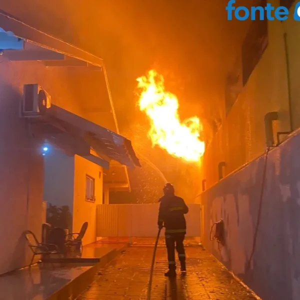 Incêndio de grandes proporções destrói supermercado no centro de Iporã (vídeo)