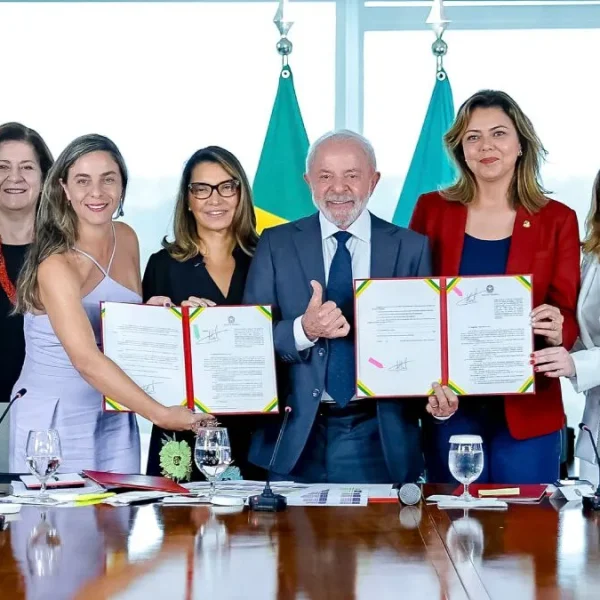 Lula sanciona pacote que aperta cerco a agressores de mulheres