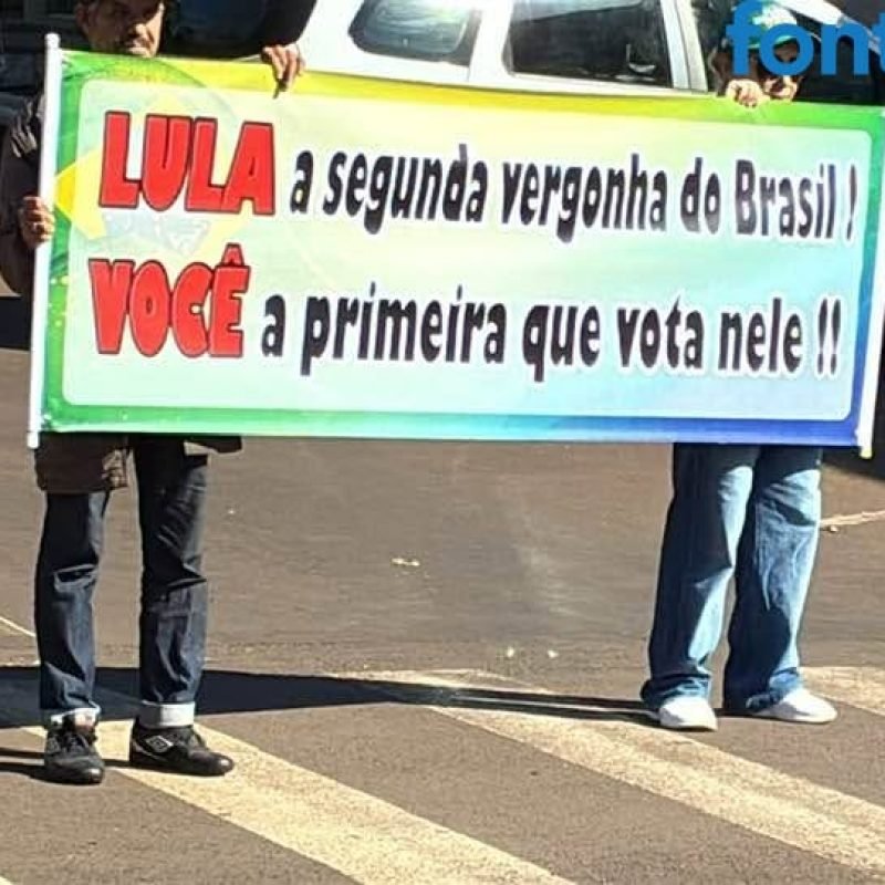 Faixa contra Lula chama atenção em desfile de Santa Helena