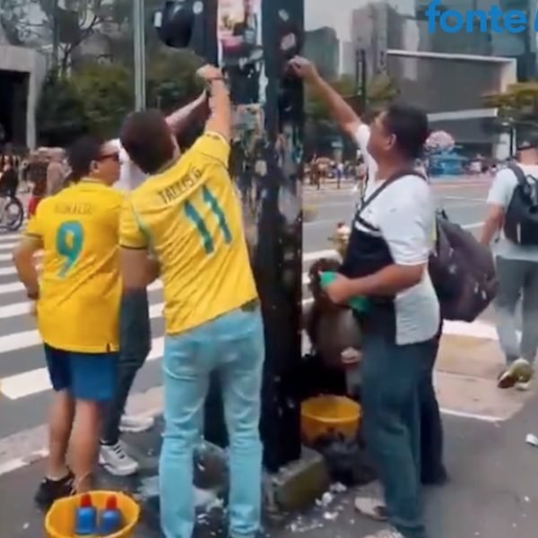 Mutirão faz faxina da sujeira deixada na Avenida Paulista pelo ato pró-Lula