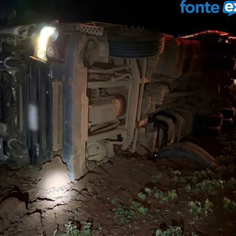 Motorista que tombou carreta entre Santa Helena e Diamante recusou bafômetro e foi multado