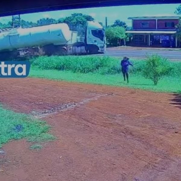 Caminhão desgovernado atinge carro e quase pega mulher na beira de rodovia no Paraguai (vídeo)